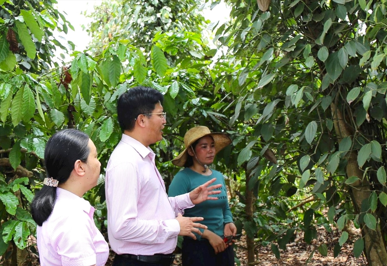 Phó Giám đốc NHCSXH tỉnh Đắk Nông Vũ Anh Đức kiểm tra sử dụng nguồn vốn tại xã Tâm Thắng, huyện Cư Jút (Đắk Nông) 