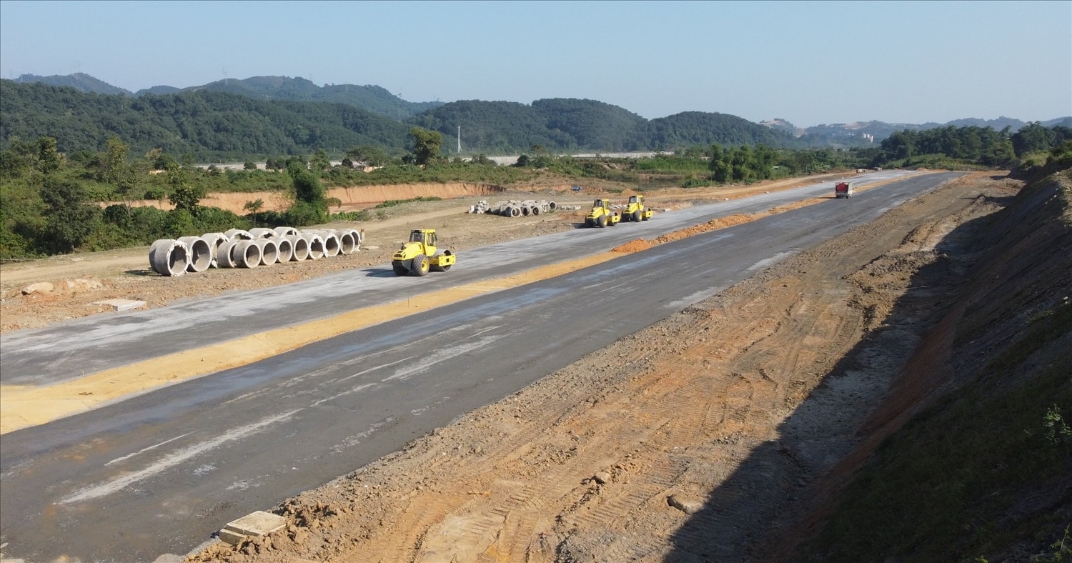 Lào Cai đứng thứ 2 cả nước về giải ngân vốn đầu tư công 4 tháng đầu năm 2025 Lào Cai đứng thứ 2 cả nước về giải ngân vốn đầu tư công 4 tháng đầu năm 2025