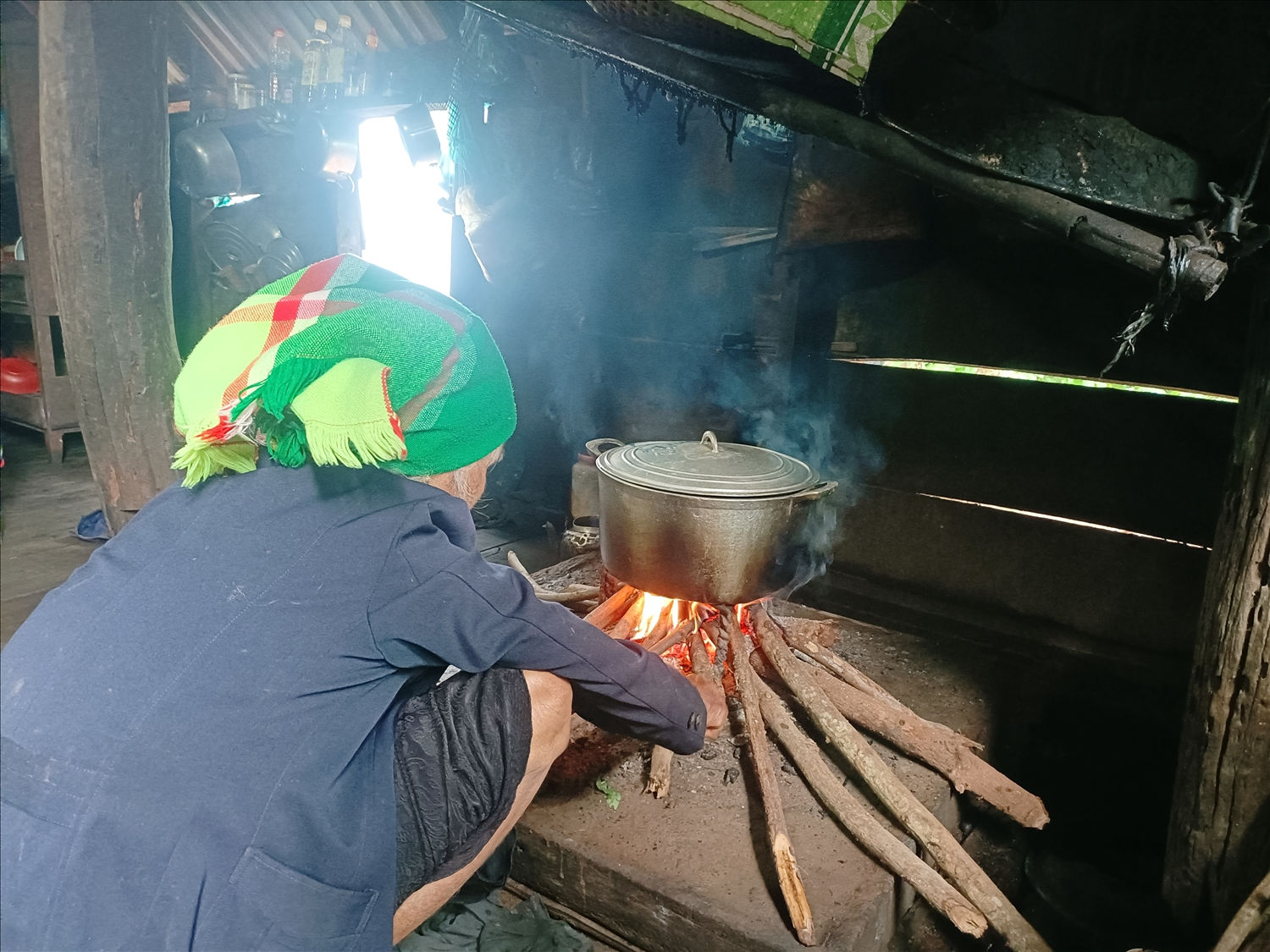 Đối với người Mnông, bếp lửa cũng có thần linh