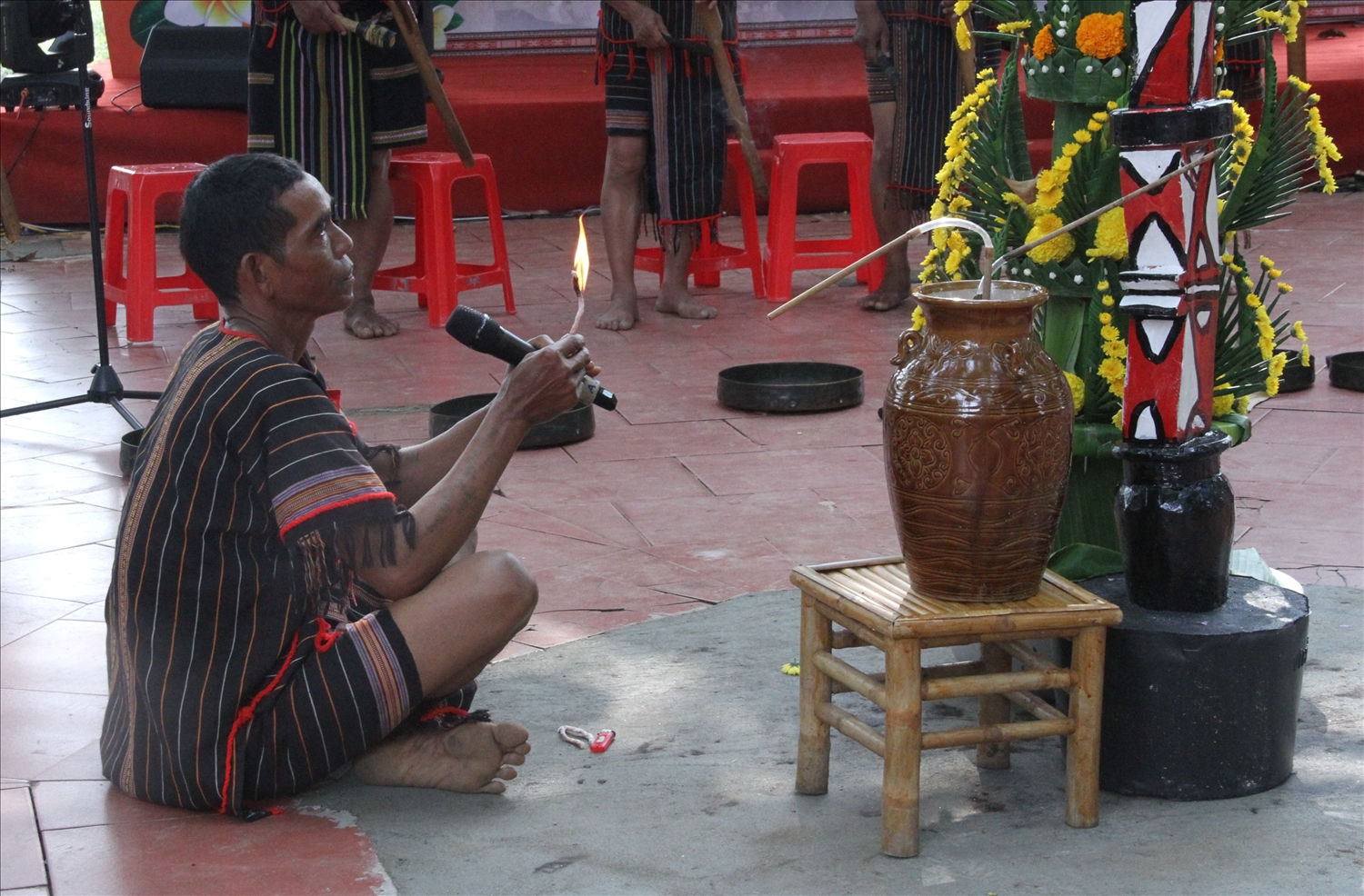 Đồng bào Mnông thường cúng bếp lửa vào tháng 3 trước khi bắt đầu mùa vụ mới