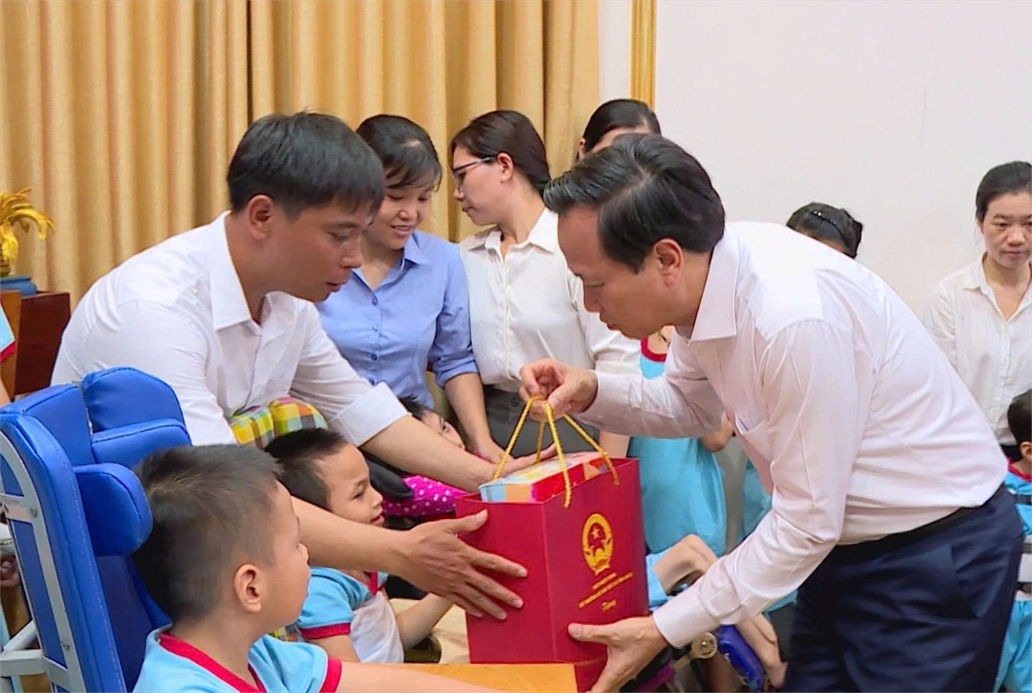 Bộ trưởng Đào Ngọc Dung tặng quà và thăm hỏi ân cần đến các em nhỏ tại Trung tâm ( ảnh: Anh Vũ) Bộ trưởng Đào Ngọc Dung tặng quà và thăm hỏi ân cần đến các em nhỏ tại Trung tâm ( ảnh: Anh Vũ)