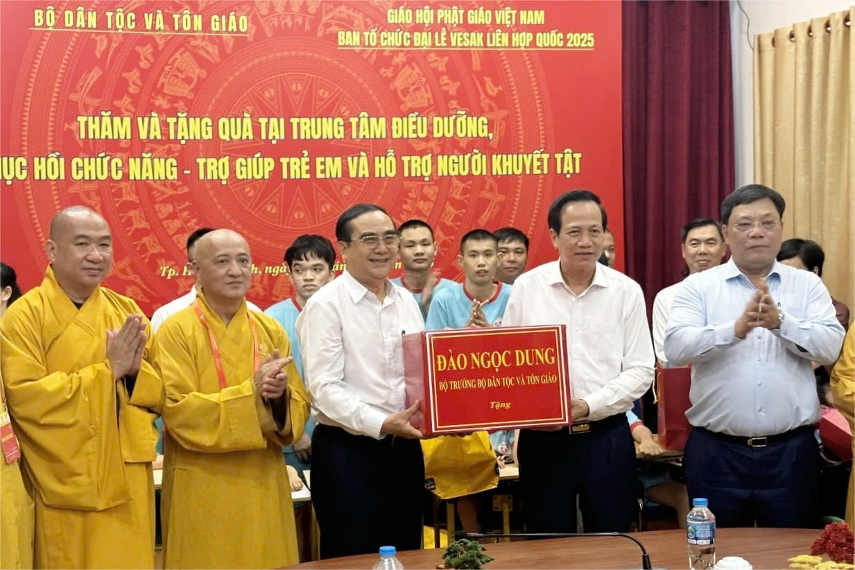 Bộ trưởng Bộ Dân tộc và Tôn giáo Đào Ngọc Dung tảo phần quà ý nghĩa đến Trung tâm Điều dưỡng, Phục hồi chức năng - Trợ giúp trẻ em và Hỗ trợ người khuyết tật ở TP. HCM ( ảnh: Anh Vũ) Bộ trưởng Bộ Dân tộc và Tôn giáo Đào Ngọc Dung tảo phần quà ý nghĩa đến Trung tâm Điều dưỡng, Phục hồi chức năng - Trợ giúp trẻ em và Hỗ trợ người khuyết tật ở TP. HCM ( ảnh: Anh Vũ)