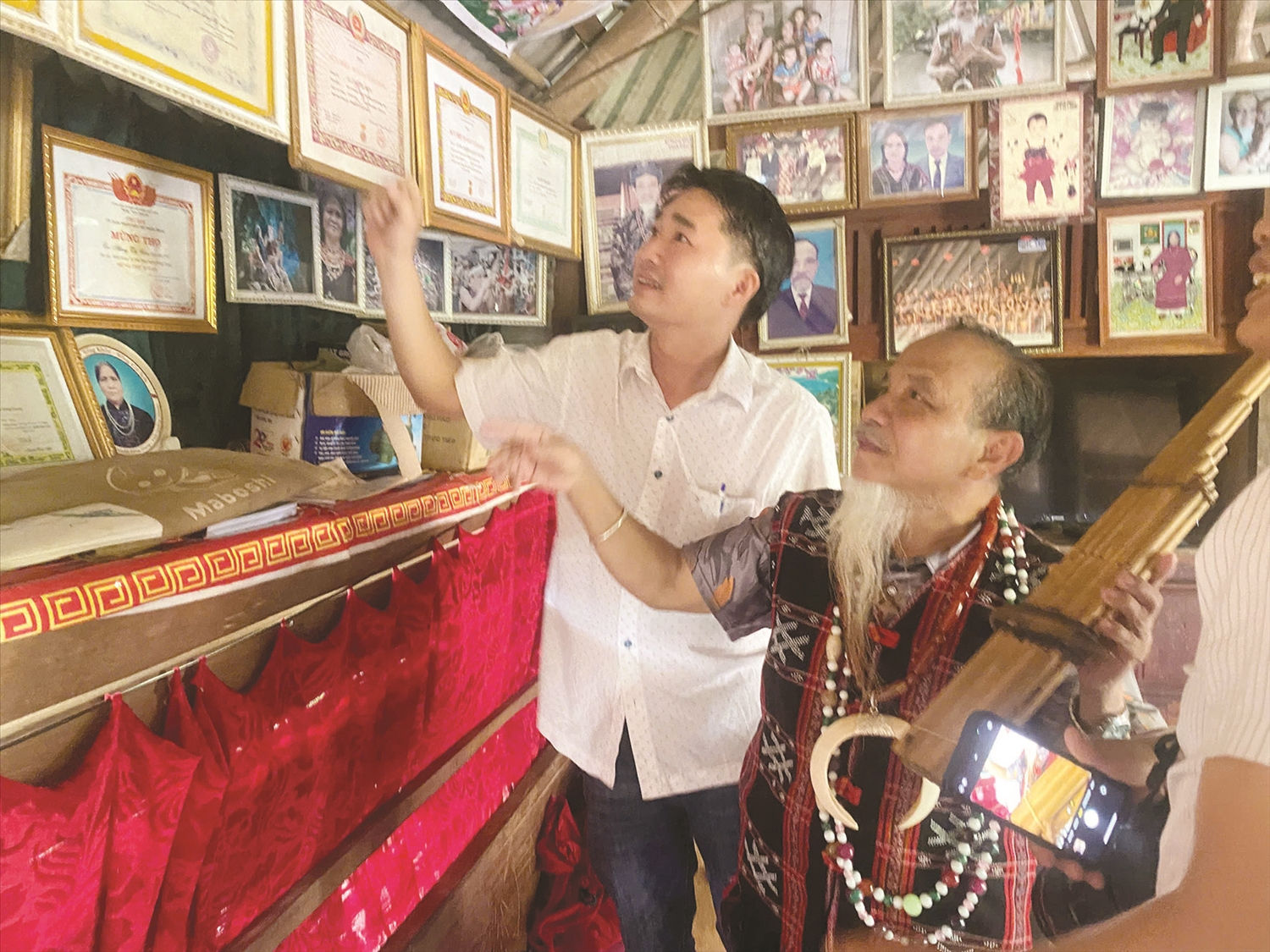 Với vai trò, trách nhiệm của mình,  già Nhím được tặng nhiều giấy khen,  Bằng khen từ các cấp