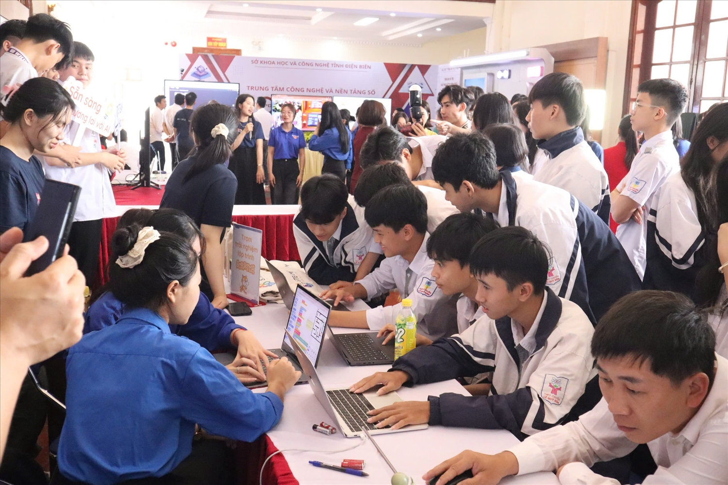 Học sinh, đoàn viên thanh niên trải nghiệm lập trình công nghệ AI