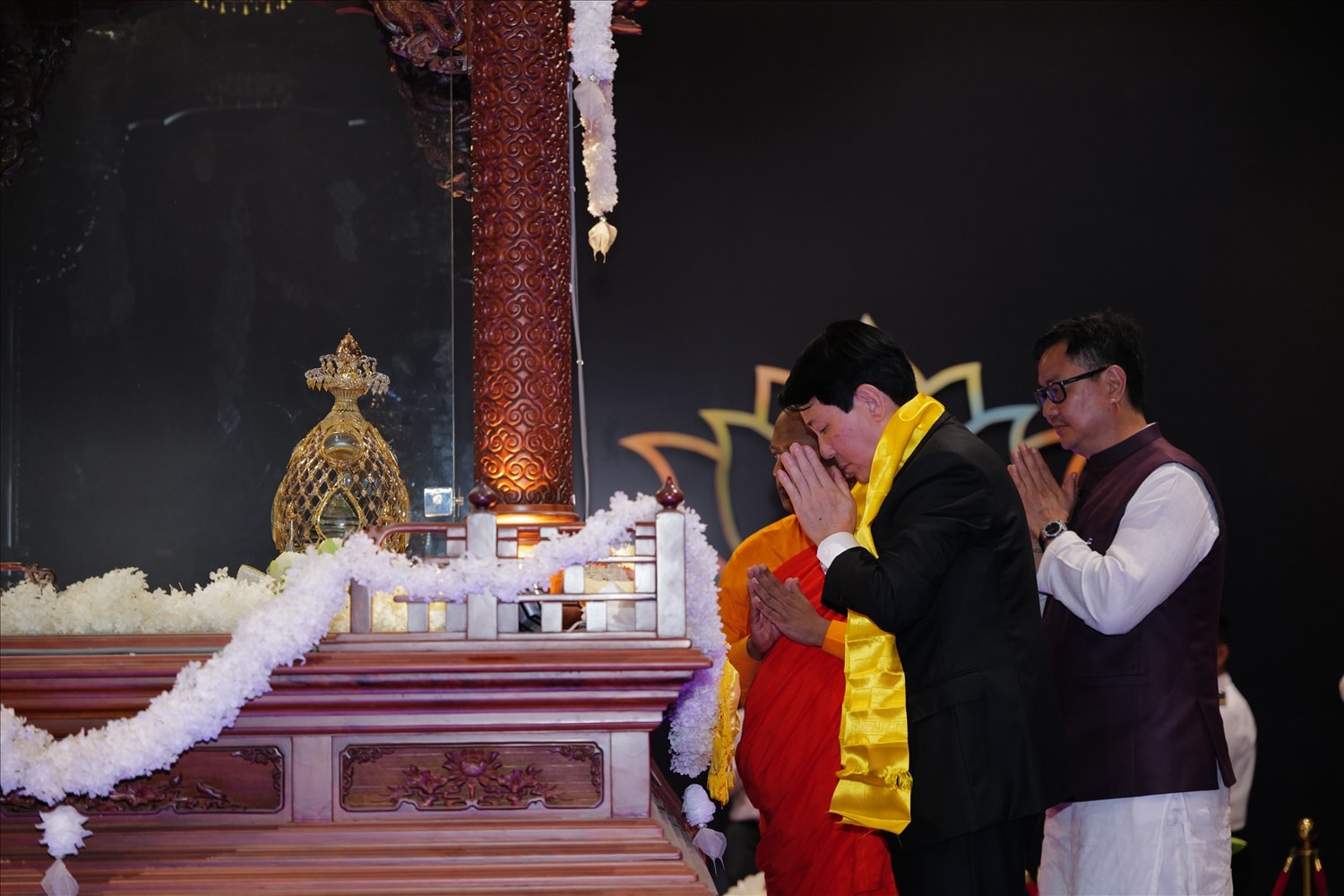 Chủ tịch nước Lương Cường chiêm bái Xá lợi Đức Phật - quốc bảo của Ấn Độ - đang được tôn trí tại chùa Thanh Tâm Chủ tịch nước Lương Cường chiêm bái Xá lợi Đức Phật - quốc bảo của Ấn Độ - đang được tôn trí tại chùa Thanh Tâm