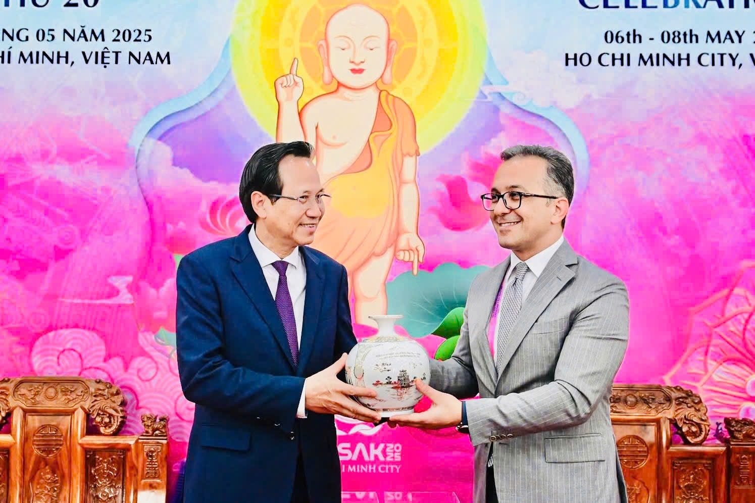 Bộ trưởng Đào Ngọc Dung tặng quà thân mật cho Chủ tịch Ủy ban Nhà nước về các tổ chức tôn giáo tại Azerbaijan Bộ trưởng Đào Ngọc Dung tặng quà thân mật cho Chủ tịch Ủy ban Nhà nước về các tổ chức tôn giáo tại Azerbaijan