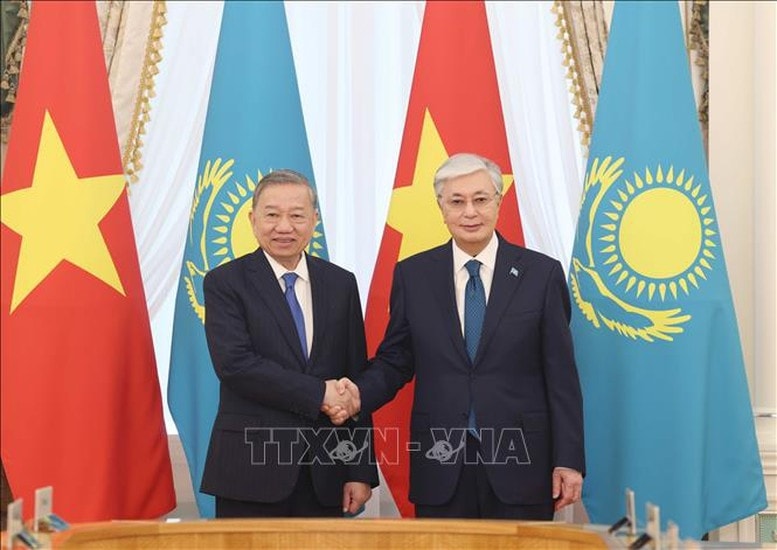 Tổng Bí thư Tô Lâm và Tổng thống Kassym-Jomart Tokayev trước khi tiến hành hội đàm