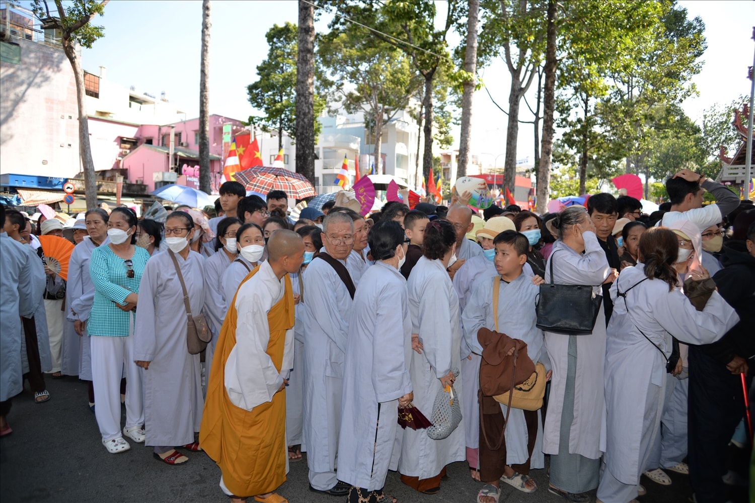 Nhiệt độ ngoài trời khá cao, dòng người tập trung đông và dày đặc. Lực lược bảo vệ đã tổ chức giản cách đám đông bằng cách cho vào từng nhóm theo hàng nhằm bảo đảm sức khoẻ mọi người.