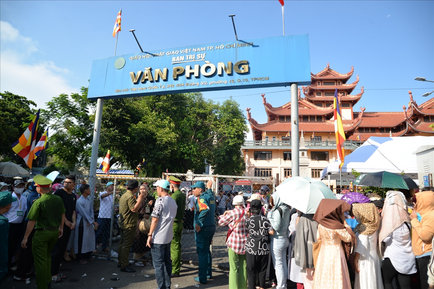 Cổng phụ Việt Nam Quốc Tự đường Lê Hồng Phong, Q10, TP. Hồ Chí Minh dòng người, xe dày đặc xếp hàng trật tự chờ được vào chiêm bái Bồ tát Thích Quảng Đức