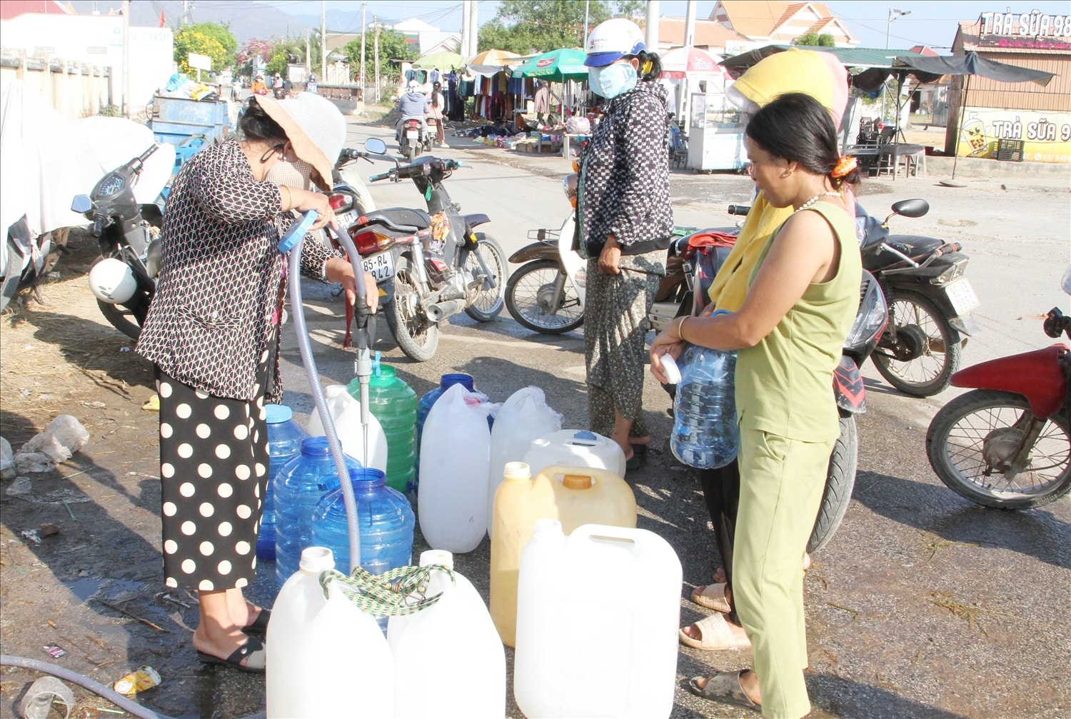 Chị Thạch Thị Ngọc Diệu 37 tuổi ở thôn Tân Đức lấy nước vô bình chở về sinh hoạt gia đình. Chị Thạch Thị Ngọc Diệu 37 tuổi ở thôn Tân Đức lấy nước vô bình chở về sinh hoạt gia đình.