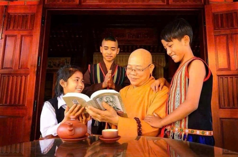 Hoà thượng Thích Quảng Xả, Phó Chủ tịch Hội đồng Trị sự - đặc trách Phật giáo 5 tỉnh Tây Nguyên, Trưởng ban Trị sự Giáo hội Phật giáo Việt Nam tỉnh Kon Tum giảng những lời phật dạy cho các em phật tử đồng bào DTTS  