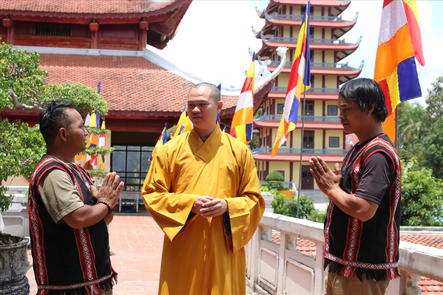 Đại đức Thích Nhuận Hiển, Trụ Trì chùa Huệ Chiếu, Tp. Kon Tum trao đổi với phật tử về ý nghĩa của Đại lễ Vesak Liên Hợp Quốc 2025