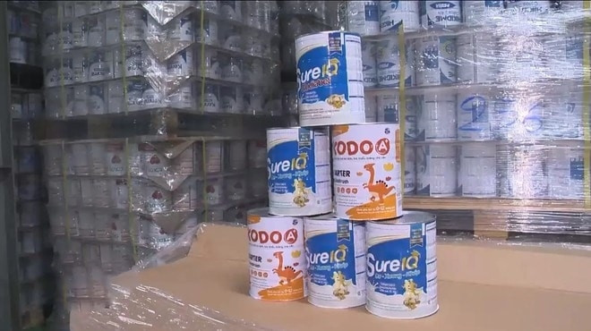 Hàng nghìn hộp sữa bột giả mang nhãn hiệu Sure IQ bị cơ quan công an thu giữ. Hàng nghìn hộp sữa bột giả mang nhãn hiệu Sure IQ bị cơ quan công an thu giữ.