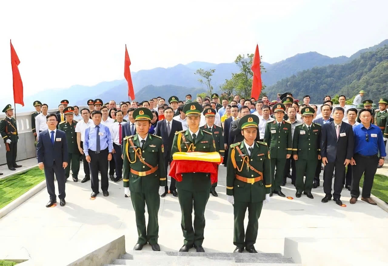 Nghi lễ thượng cờ trên Cột cờ A Pa Chải. (Ảnh: TL) Nghi lễ thượng cờ trên Cột cờ A Pa Chải. (Ảnh: TL)