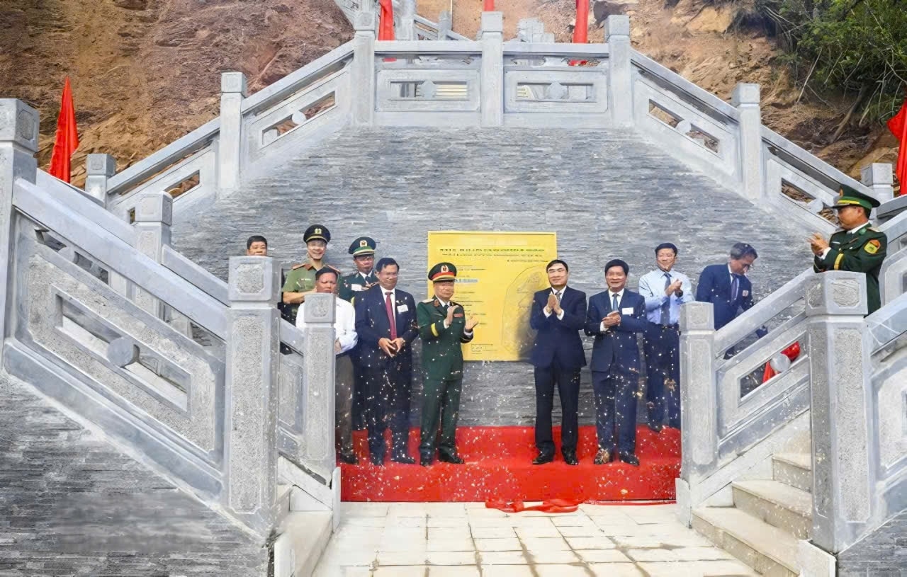 Đại biểu thực hiện nghi thức gắn biển công trình Cột cờ A Pa Chải. (Ảnh: TL) Đại biểu thực hiện nghi thức gắn biển công trình Cột cờ A Pa Chải. (Ảnh: TL)