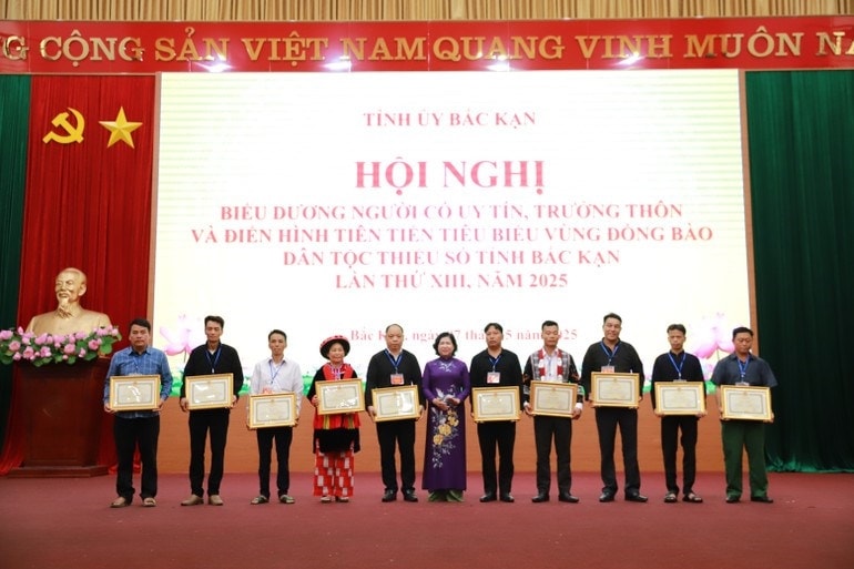 Đồng chí Phương Thị Thanh, Phó Bí thư Thường trực Tỉnh ủy, Chủ tịch HĐND tỉnh Bắc Kạn trao Bằng khen tặng người có uy tín, trưởng thôn, điển hình tiên tiến tiêu biểu.
