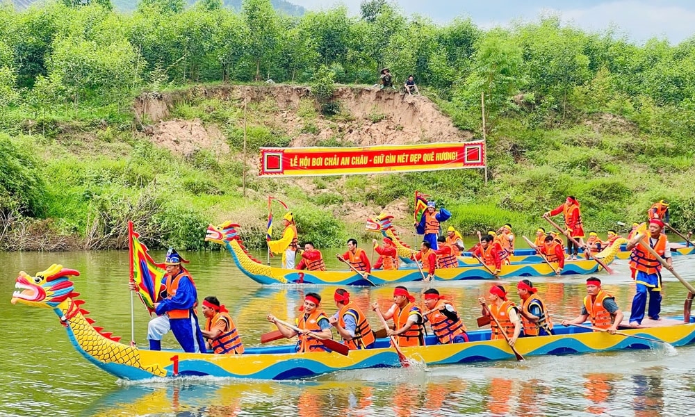 Hội đua thuyền trên sông An Châu tại lễ hội bơi chải. 