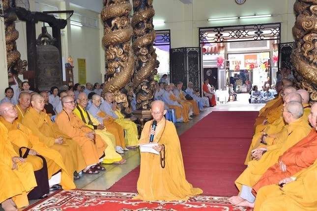 Hoà thượng Thích Giác Trí (giữa) trụ trì Tổ đình Quán Thế Âm (số 90 đường Thích Quảng Đức, Q. Phú Nhuận, TP. Hồ Chí Minh