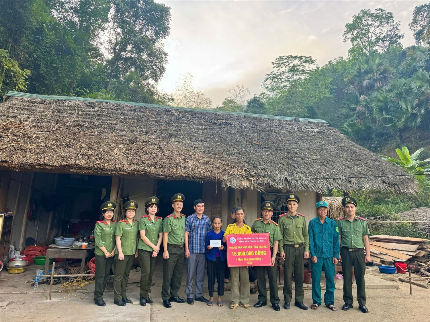 Công an Tuyên Quang dựng mái ấm cho người nghèo 