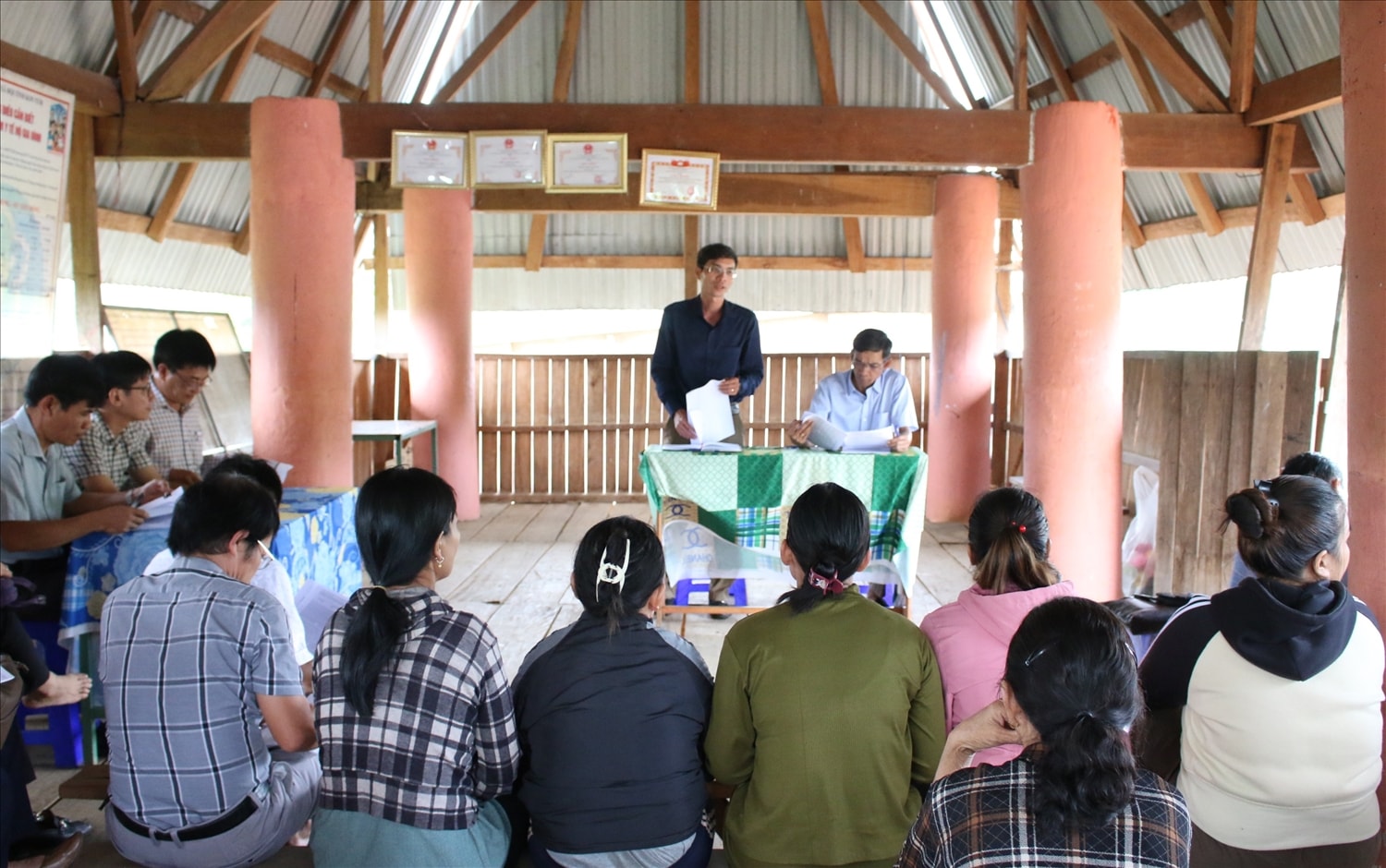 Quang cảnh buổi làm việc