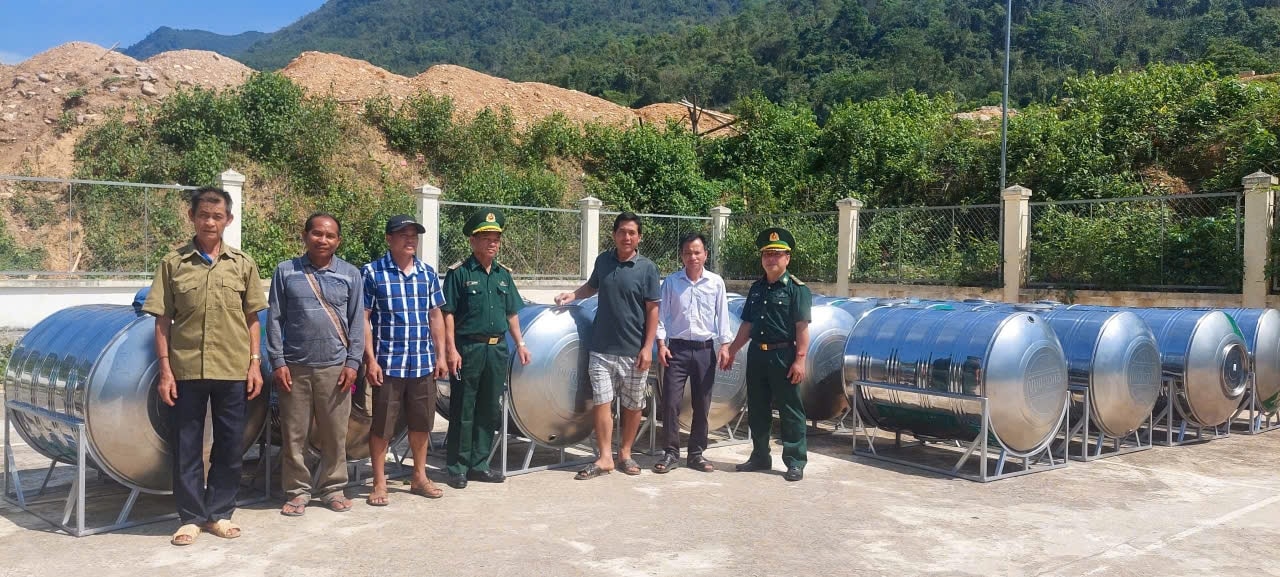 Trao tặng 150 bồn nước cho đồng bào xã biên giới Na Loi 