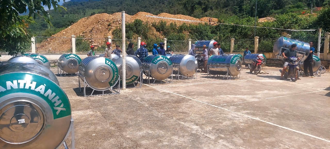 (Tin CTV) Trao tặng 150 bồn nước cho đồng bào xã biên giới Na Loi 1