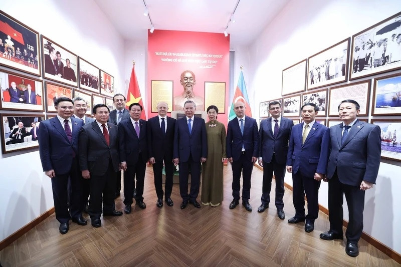 Tổng Bí thư Tô Lâm và Phu nhân cùng các đại biểu chụp ảnh chung tại Phòng lưu niệm “Chủ tịch Hồ Chí Minh với ngành dầu khí Việt Nam – Azerbaijan”. (Ảnh: Thống Nhất – TTXVN)