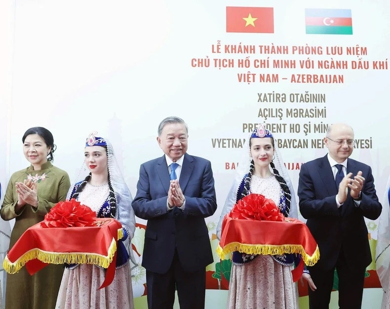 Tổng Bí thư Tô Lâm và Phu nhân cùng các đại biểu cắt băng khánh thành Phòng lưu niệm 
