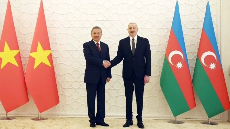 Tổng Bí thư Tô Lâm và Tổng thống Azerbaijan Ilham Aliyev chụp ảnh chung. (Ảnh: Thống Nhất/TTXVN)