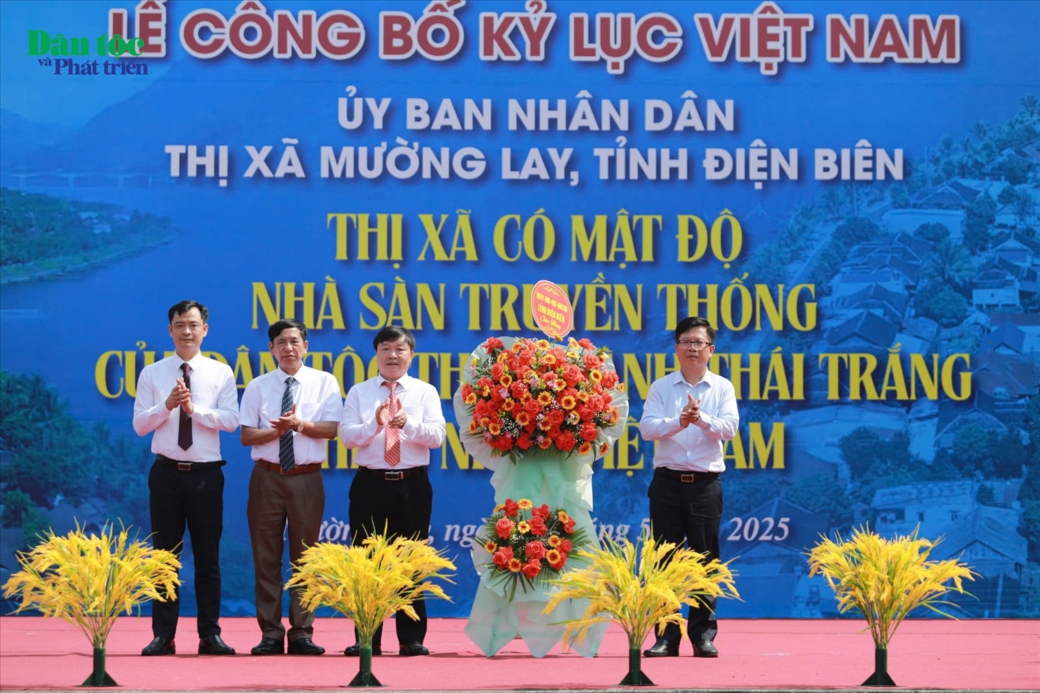 Phó Chủ tịch UBND tỉnh Điện Biên Phạm Đức Toàn tặng hoa chúc mừng sự kiện. Phó Chủ tịch UBND tỉnh Điện Biên Phạm Đức Toàn tặng hoa chúc mừng sự kiện.
