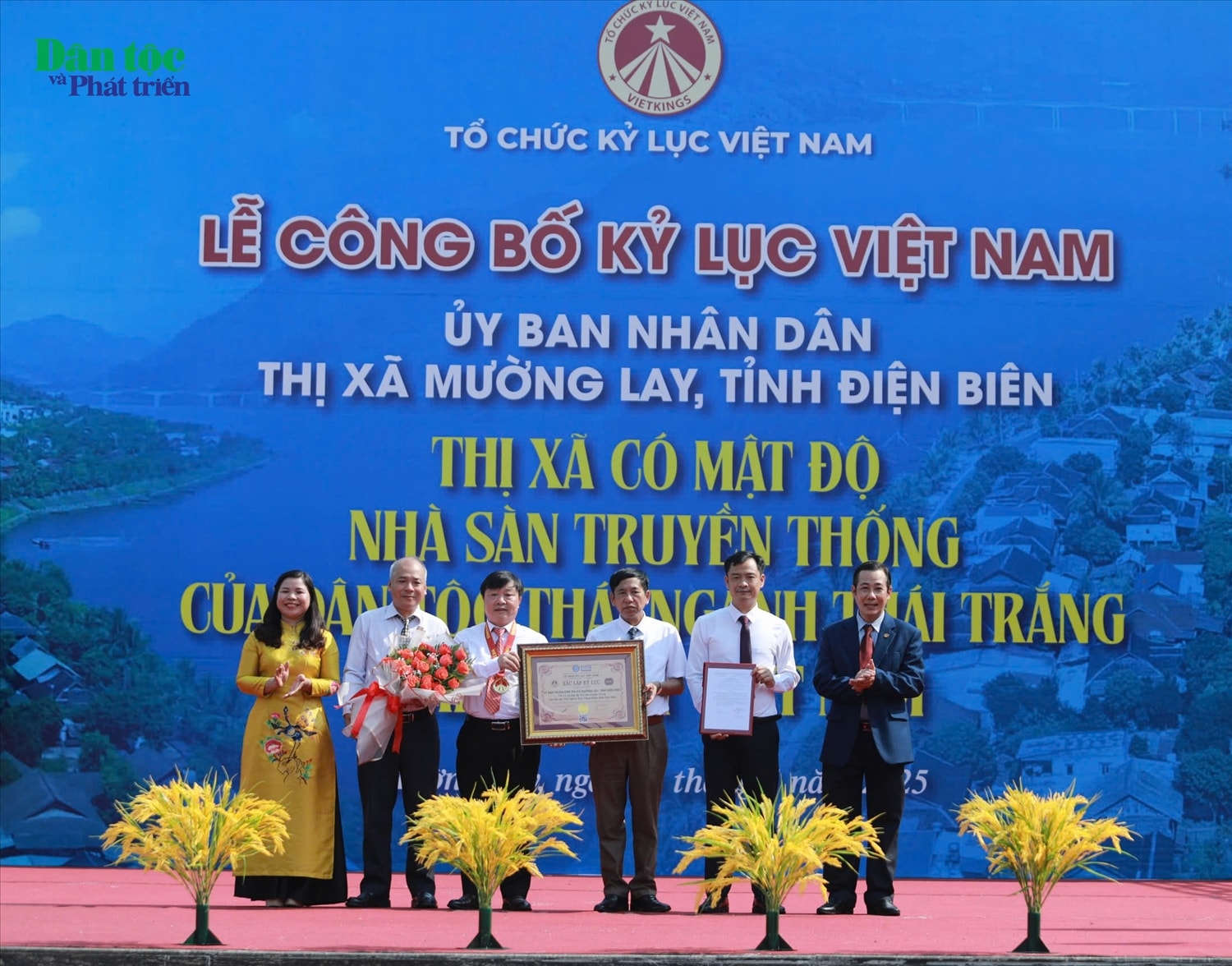 Đại diện Tổ chức Kỷ lục Việt Nam trao chứng nhận xác lập kỷ lục Việt Nam cho thị xã Mường Lay. Đại diện Tổ chức Kỷ lục Việt Nam trao chứng nhận xác lập kỷ lục Việt Nam cho thị xã Mường Lay.