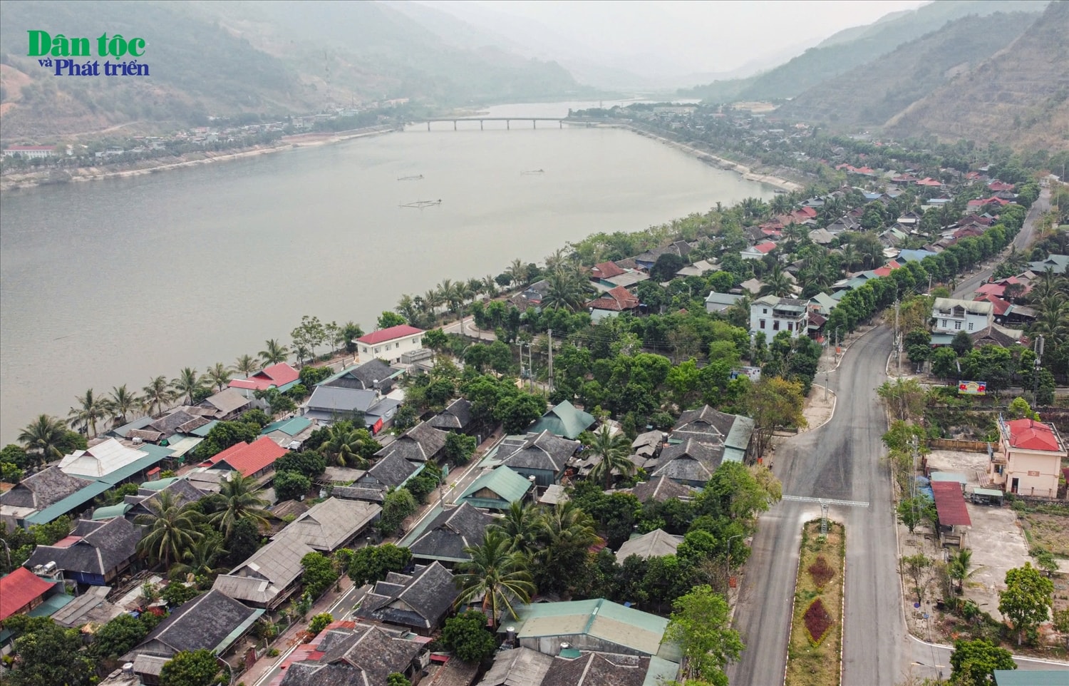 Khu vực đồi cao của thị xã Mường Lay nhìn từ trên cao như một bán đảo thu nhỏ. Khu vực đồi cao của thị xã Mường Lay nhìn từ trên cao như một bán đảo thu nhỏ.