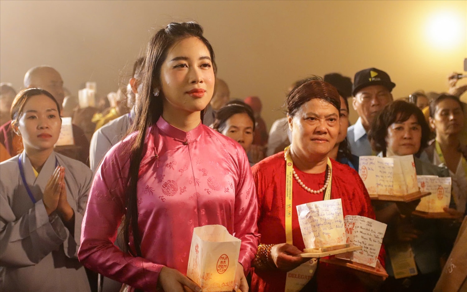 Sau khi hoàn thành các nghi thức lễ chính, các Phật tử di chuyển đến khu vực để thả hoa đăng.