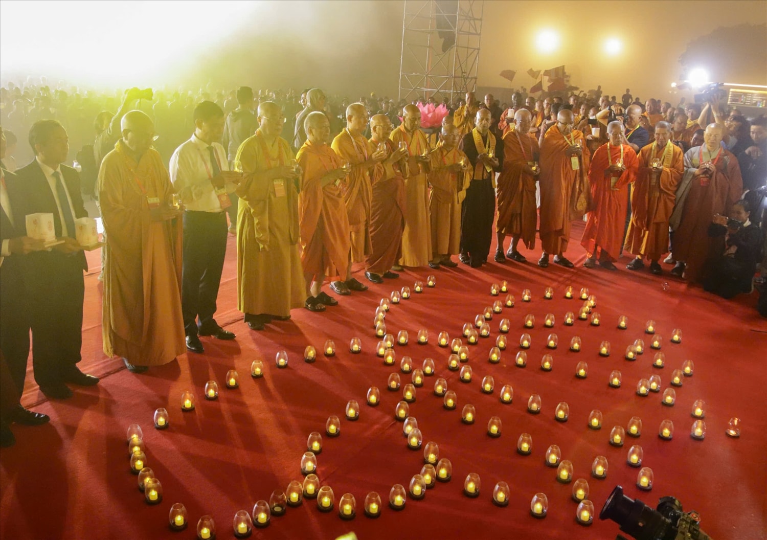 Tối 8/5, trong khuôn khổ Đại lễ Vesak 2025, Lễ thắp nến cầu nguyện hòa bình thế giới đã diễn ra tại quảng trường Tây Bổ Đà Sơn, núi Bà Đen, tỉnh Tây Ninh