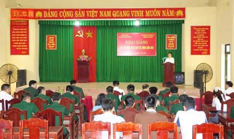 Khai giảng lớp bồi dưỡng tiếng dân tộc Mông năm 2025 cho cán bộ BĐBP và cán bộ cơ sở đang công tác trên tuyến biên giới đất liền của tỉnh Thanh Hoá Khai giảng lớp bồi dưỡng tiếng dân tộc Mông năm 2025 cho cán bộ BĐBP và cán bộ cơ sở đang công tác trên tuyến biên giới đất liền của tỉnh Thanh Hoá
