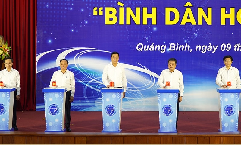 Đại biểu thực hiện nghi thức Phát động phong trào Bình dân học vụ số