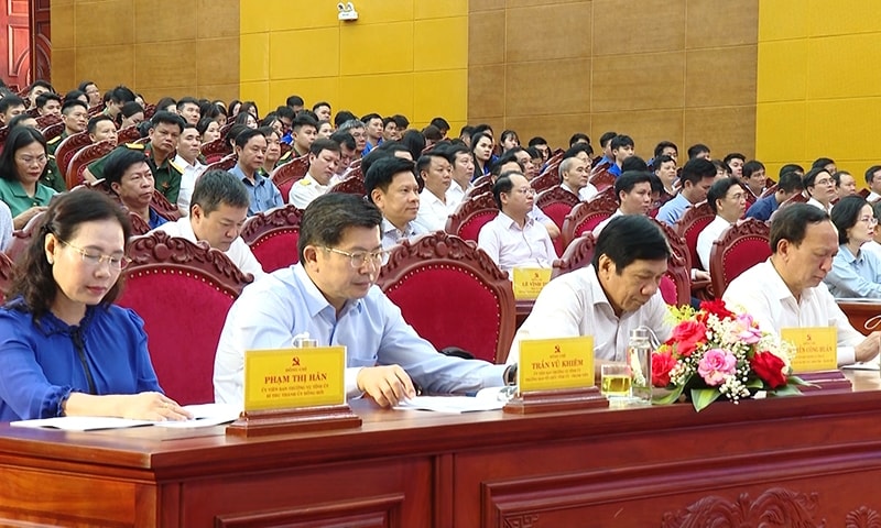 Đại biểu tham dự buổi lễ phát động phong trào Bình dân học vụ số