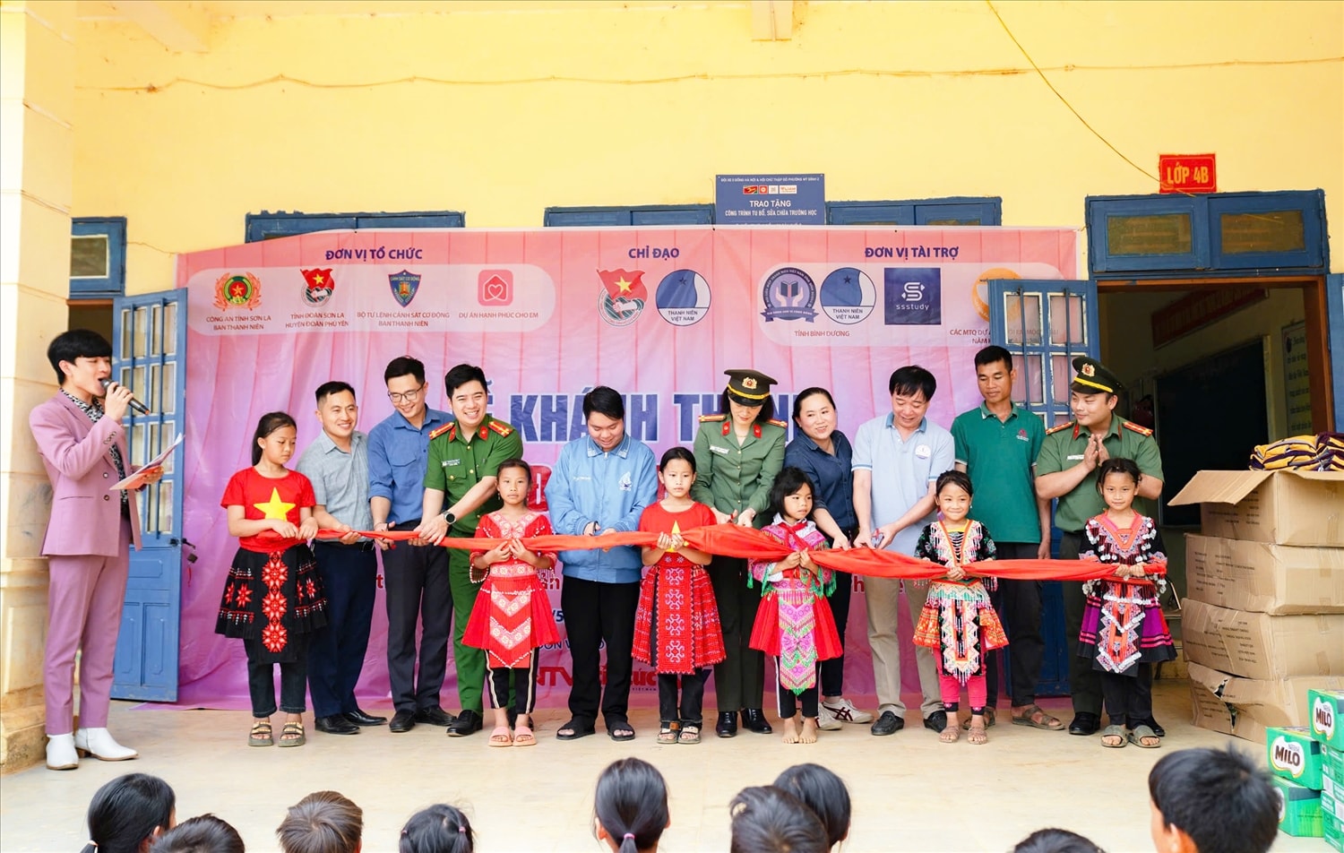 Đoàn công tác Công an tỉnh Sơn La và các lực lượng chức năng tổ chức cắt băng khánh thành, đưa vào sử dụng điểm trường bản Suối Ó, xã Quang Huy, huyện Phù Yên
