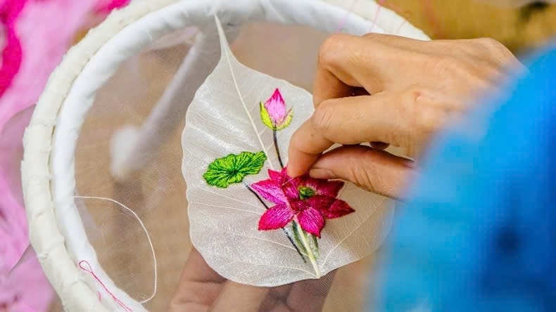 Việc thêu trên 