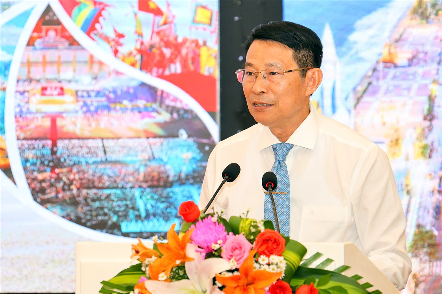 Ông Đinh Văn Thiệu, Phó Chủ tịch Ủy ban Nhân dân tỉnh Khánh Hòa phát biểu  buổi họp báo