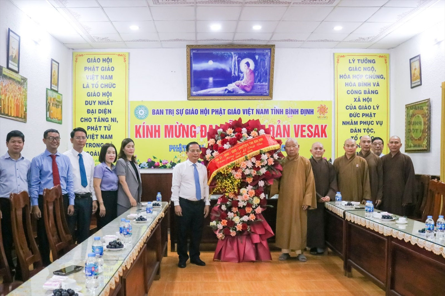 Phó Chủ tịch Thường trực UBND tỉnh Bình Định, ông Nguyễn Tuấn Thanh chúc mừng lễ Phật đản và tặng hoa đến Ban Trị sự Giáo hội Phật giáo Việt Nam tỉnh