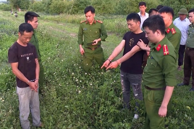 2 người Trung Quốc bị bắt di lý về Thanh Hóa để thực nghiệm hiện trường. Ảnh: Công an Thanh Hóa