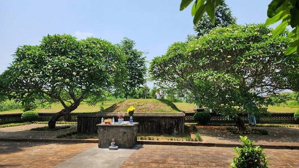 Lăng mộ vua Lê Túc Tông thuộc Khu di tích lịch sử Lam Kinh