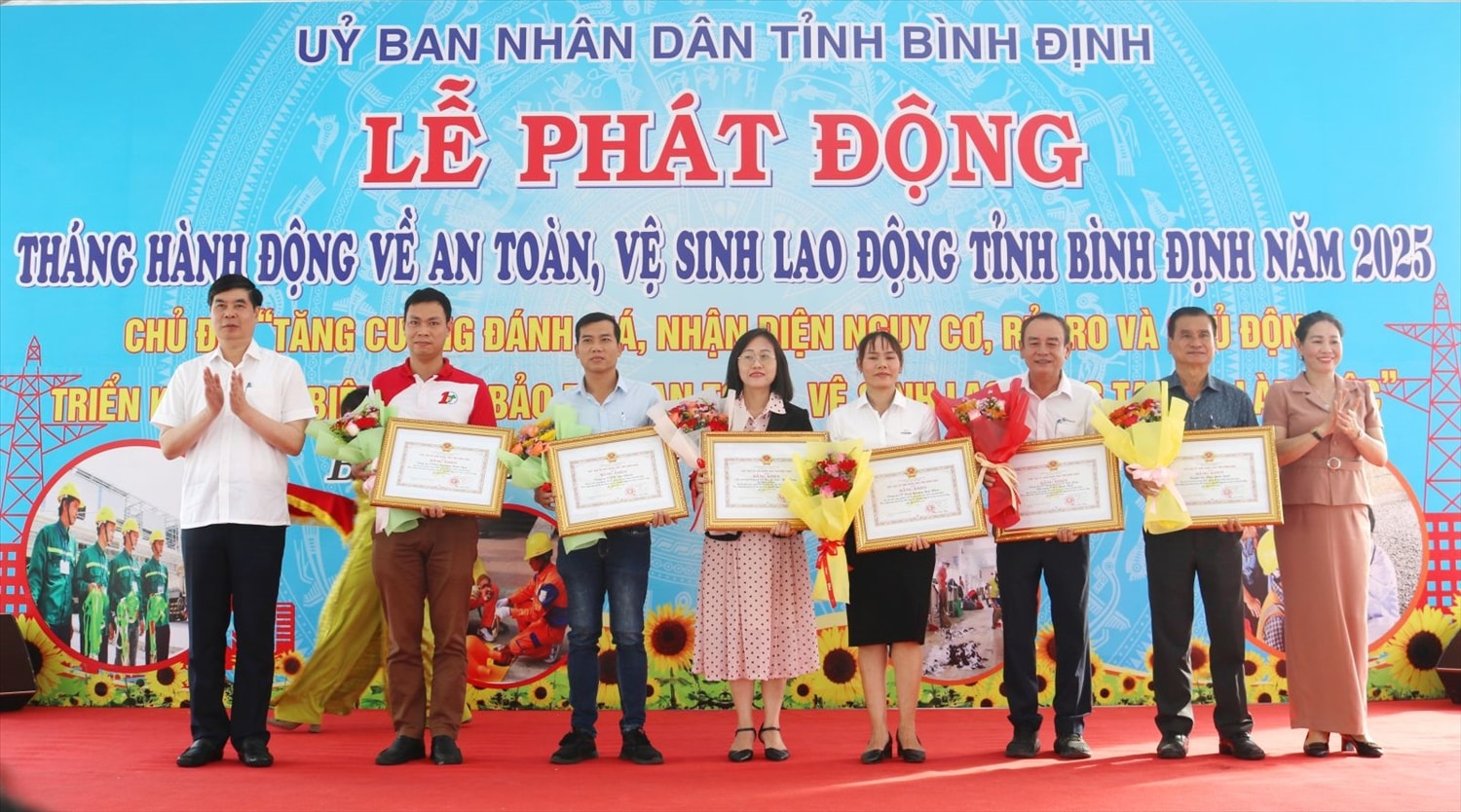 Lãnh đạo UBND tỉnh Bình Định trao Bằng khen cho các tập thể có thành tích xuất sắc tiêu biểu trong việc thực hiện công tác an toàn, vệ sinh lao động giai đoạn 2022-2024 Lãnh đạo UBND tỉnh Bình Định trao Bằng khen cho các tập thể có thành tích xuất sắc tiêu biểu trong việc thực hiện công tác an toàn, vệ sinh lao động giai đoạn 2022-2024