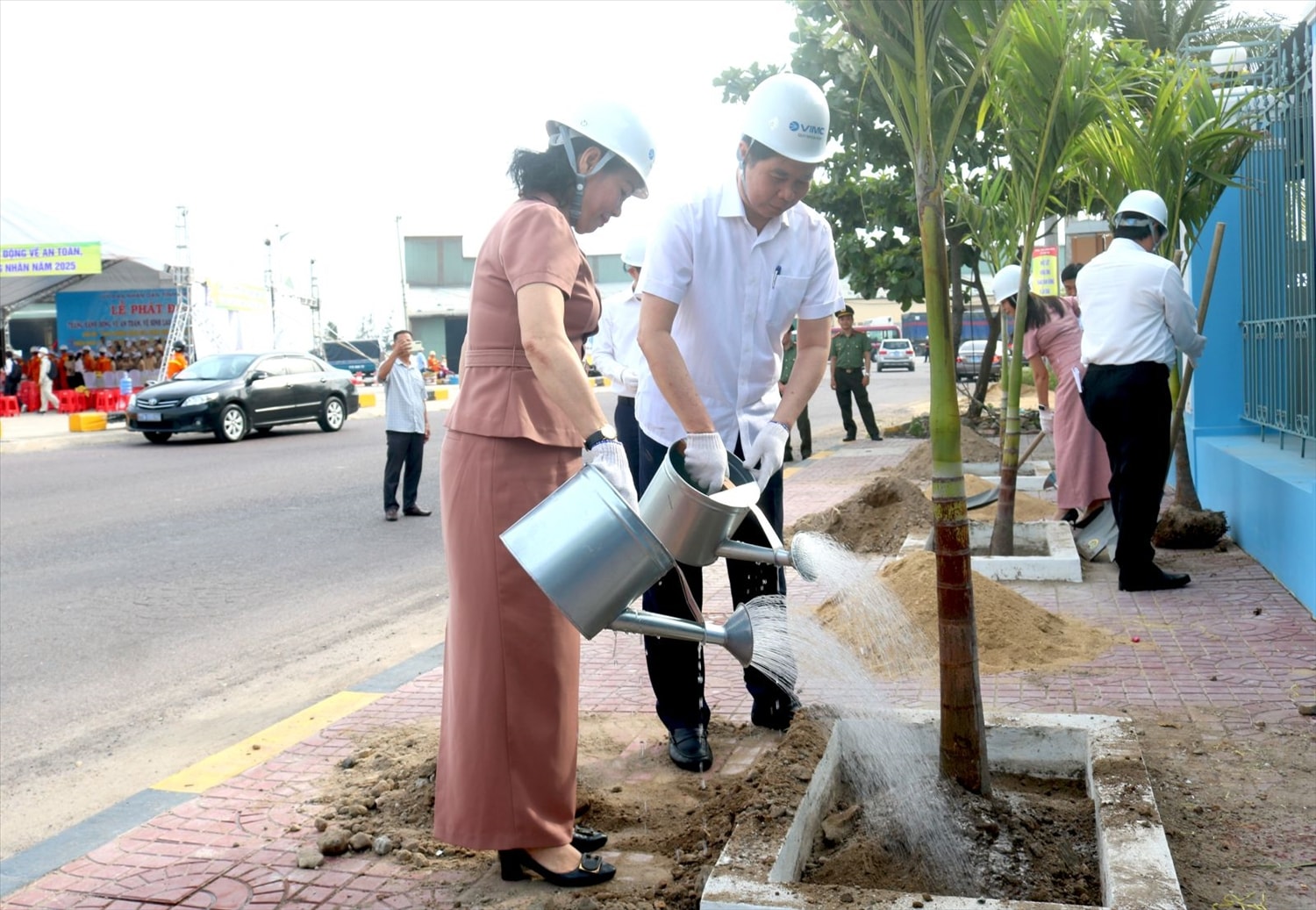Các đại biểu trồng cây lưu niệm tại lễ phát động Các đại biểu trồng cây lưu niệm tại lễ phát động