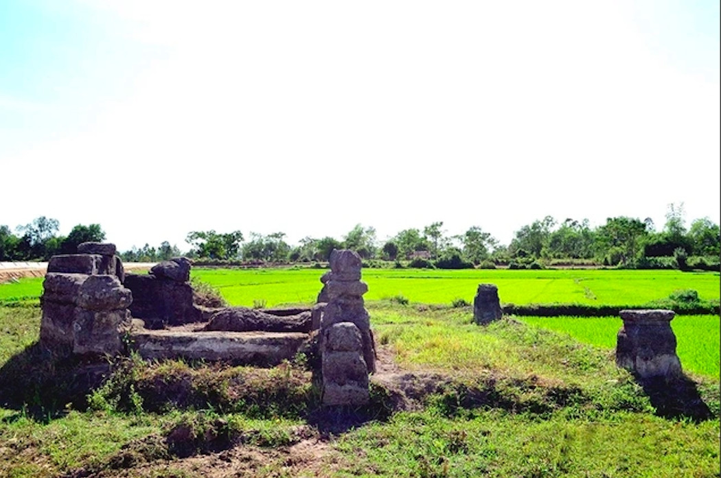Lăng mộ hiển tổ khảo Tây Sơn tam kiệt, thôn Phú Lạc, xã Bình Thành, huyện Tây Sơn