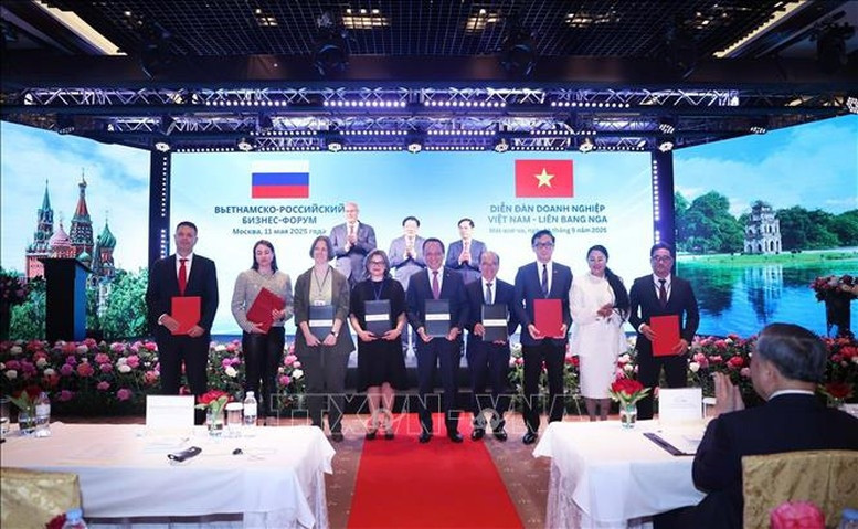 Lễ trao các văn kiện hợp tác giữa doanh nghiệp hai nước. Ảnh: TTXVN Lễ trao các văn kiện hợp tác giữa doanh nghiệp hai nước. Ảnh: TTXVN