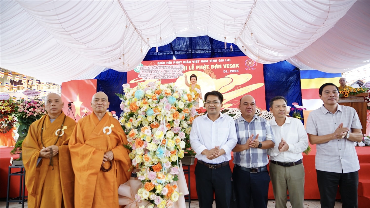 Lãnh đạo tỉnh, sở, ngành và chính quyền địa phương trao tặng các lẵng hoa đến đại diện Ban Trị sự Giáo hội Phật giáo Việt Nam tỉnh Lãnh đạo tỉnh, sở, ngành và chính quyền địa phương trao tặng các lẵng hoa đến đại diện Ban Trị sự Giáo hội Phật giáo Việt Nam tỉnh Gia Lai