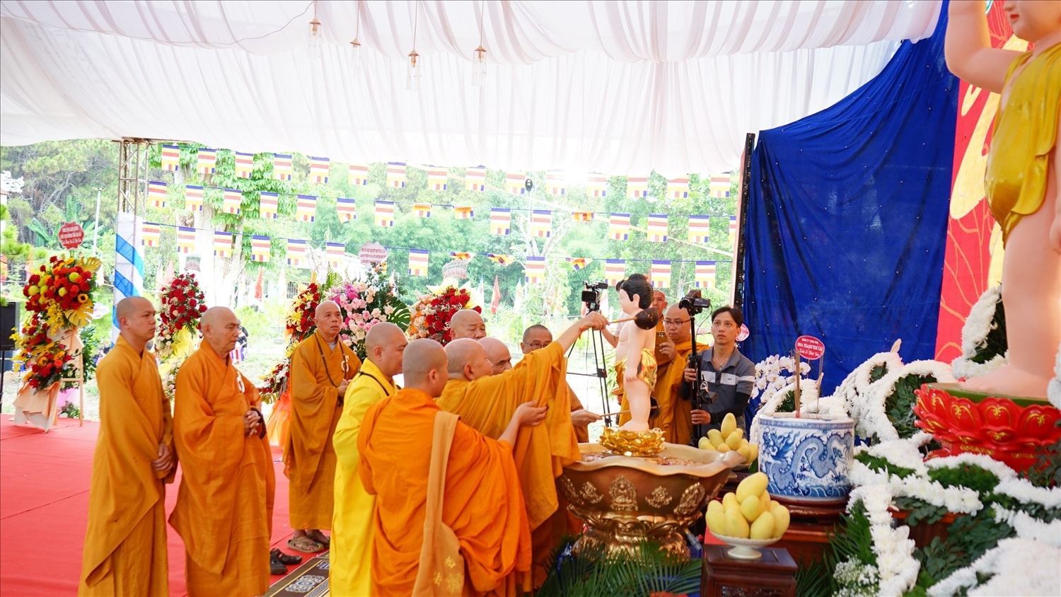 Lễ tắm Phật được tổ chức trong không khí trang nghiêm, thanh tịnh, có sự tham dự đông đảo của chư Tăng và Phật tử các giới Lễ tắm Phật được tổ chức trong không khí trang nghiêm, thành kính