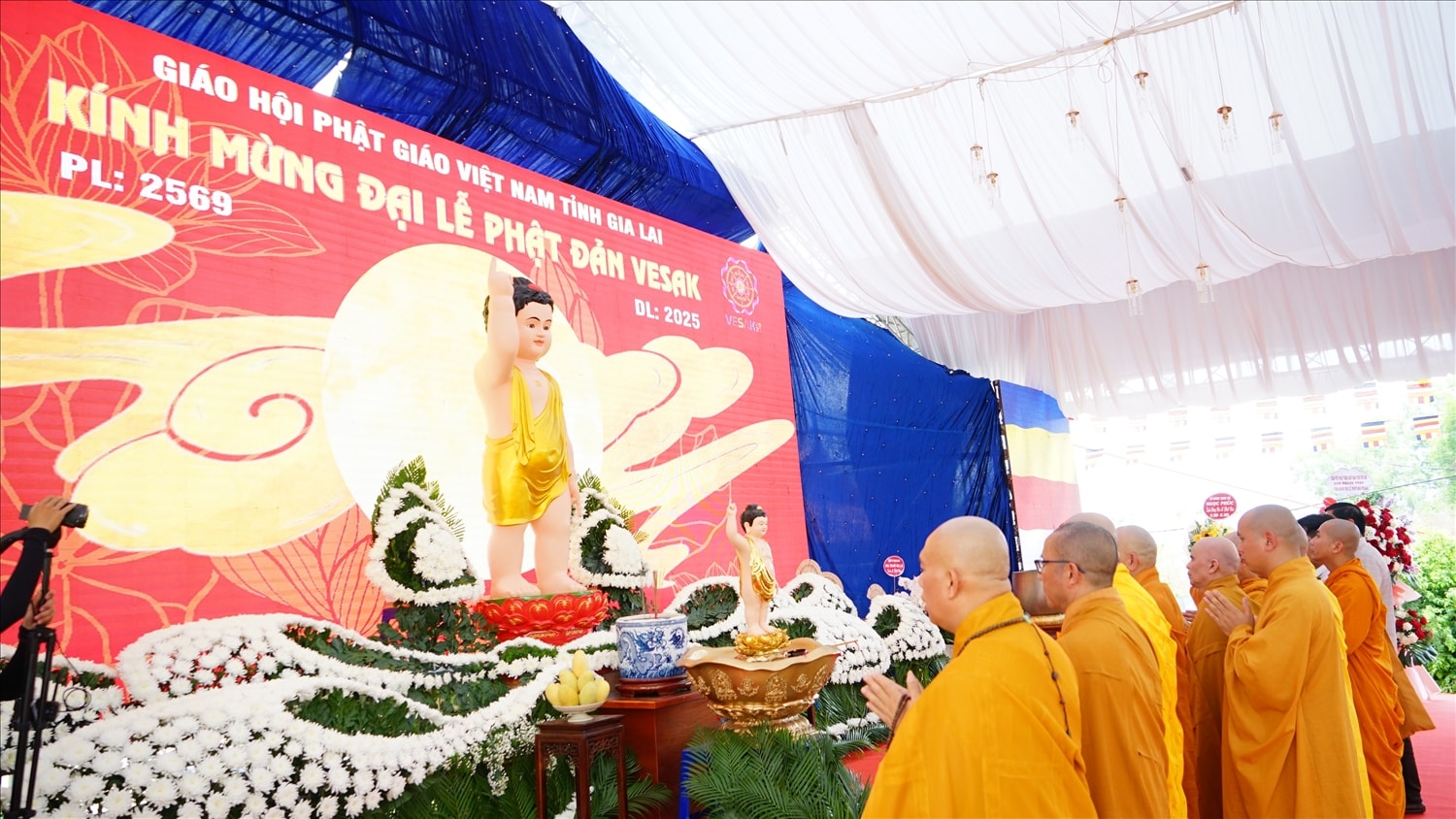 Quý chư tôn đức, tăng ni cử hành nghi lễ cúng dường Phật đản Quý chư tôn đức, tăng ni cử hành nghi lễ cúng dường Phật đản